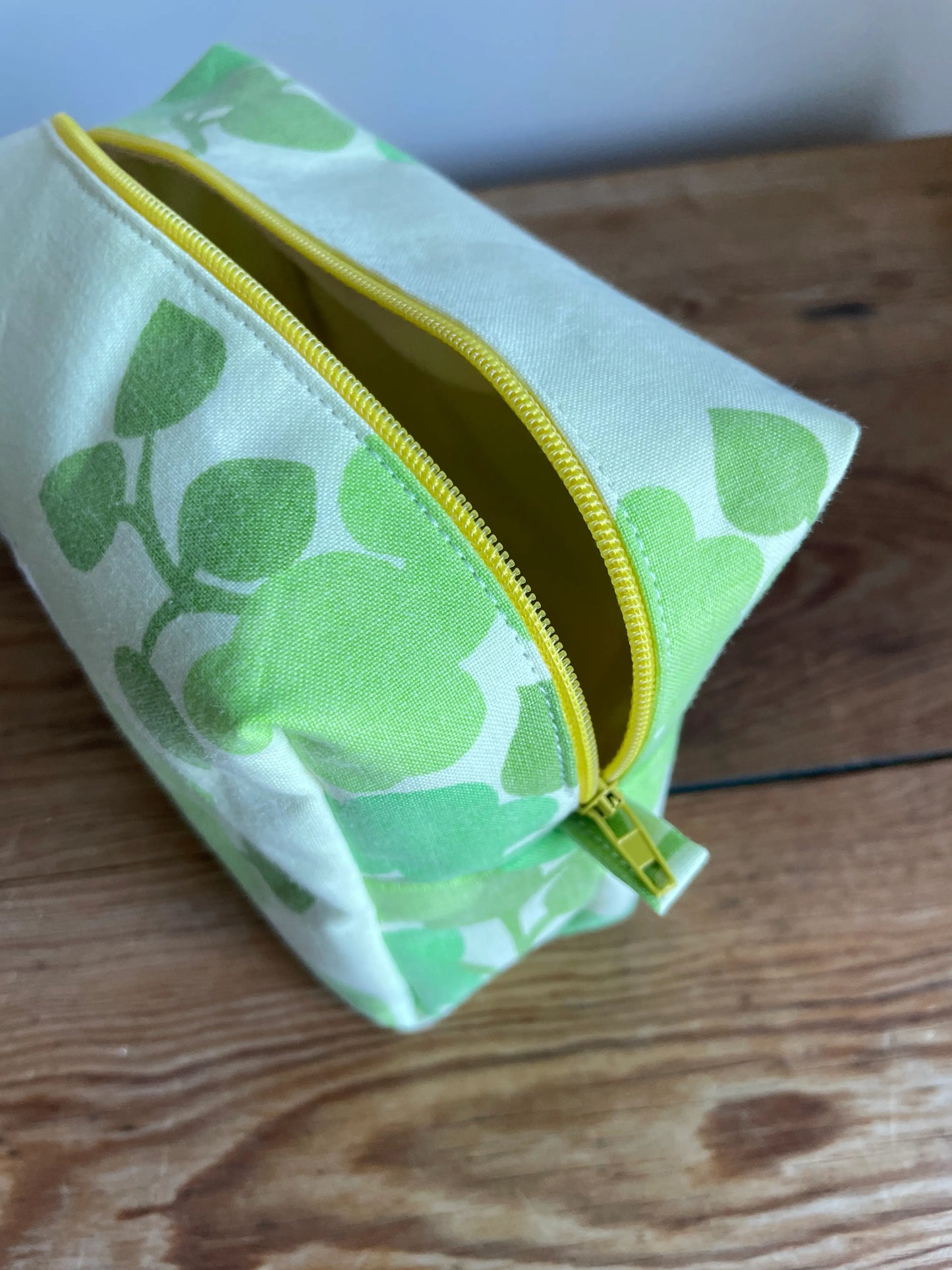 Boxnecessär i grönt bomullstyg med retroinspirerat blommönster i flera nyanser av grönt. Handsydd necessär med rymlig boxform som passar för sticktillbehör, virknålar, smink, toalettartiklar och annan praktisk förvaring. Det gröna mönstret ger en frisk och nostalgisk känsla inspirerad av svensk sommar och natur.