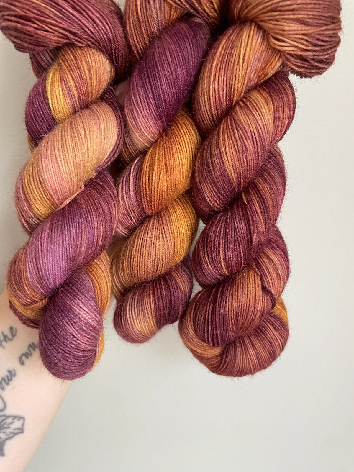 Handfärgat SockaTunn-garn, 100 g, 75 % ull och 25 % nylon. Färgens namn:höst