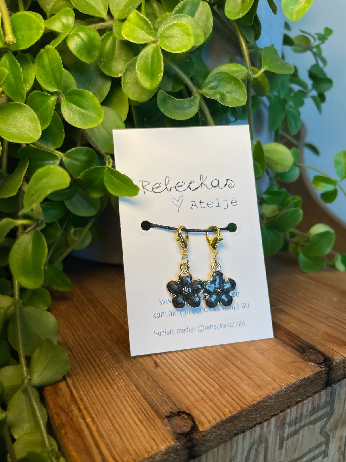 Stickmarkör två svarta blommor för stickning