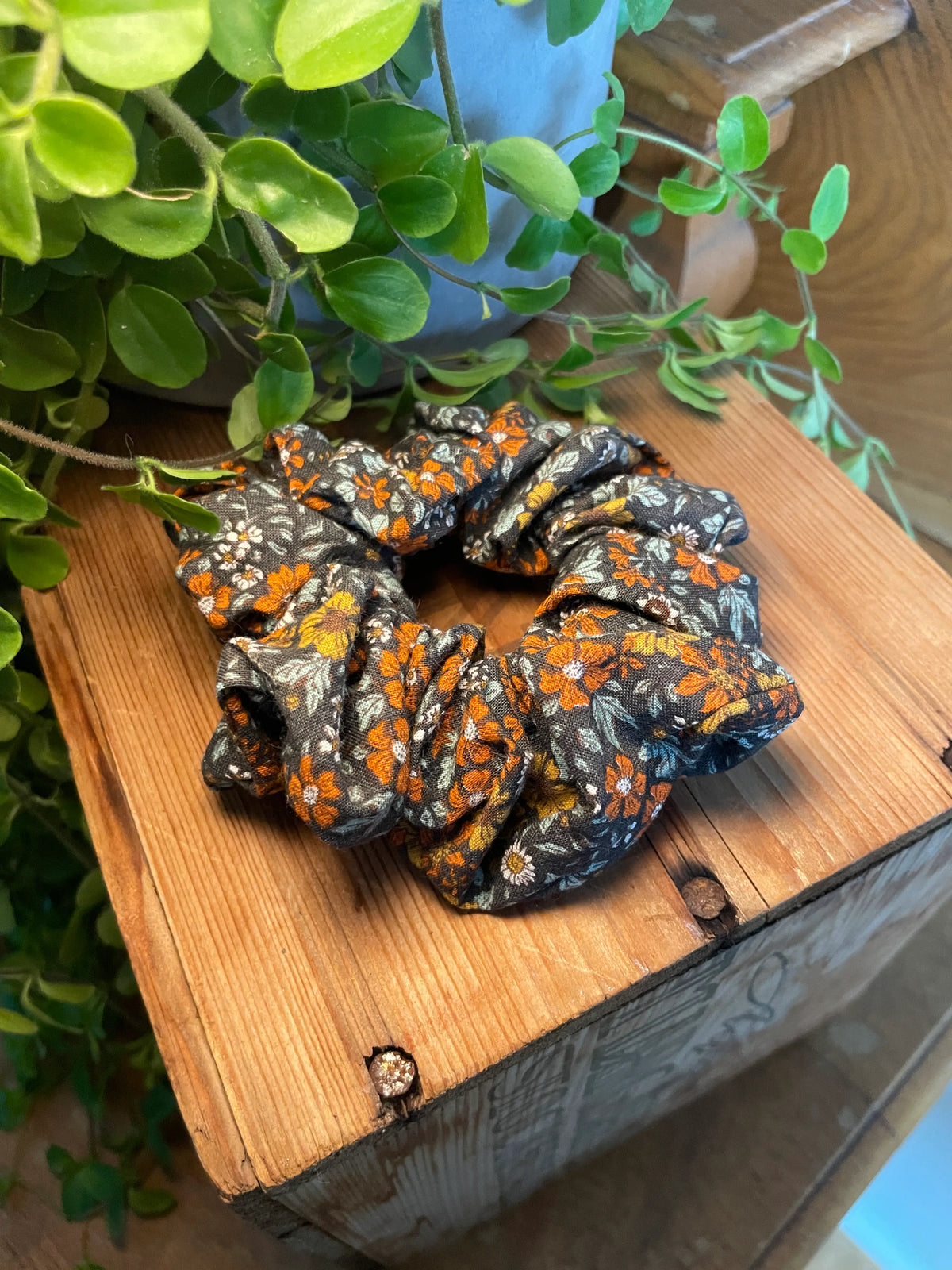 Scrunchie – hårsnodd av återbrukat tyg. Bruna blommor