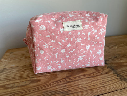 Handgjord boxnecessär i tyg med rosa bakgrund, små vita blommor och dragkedja