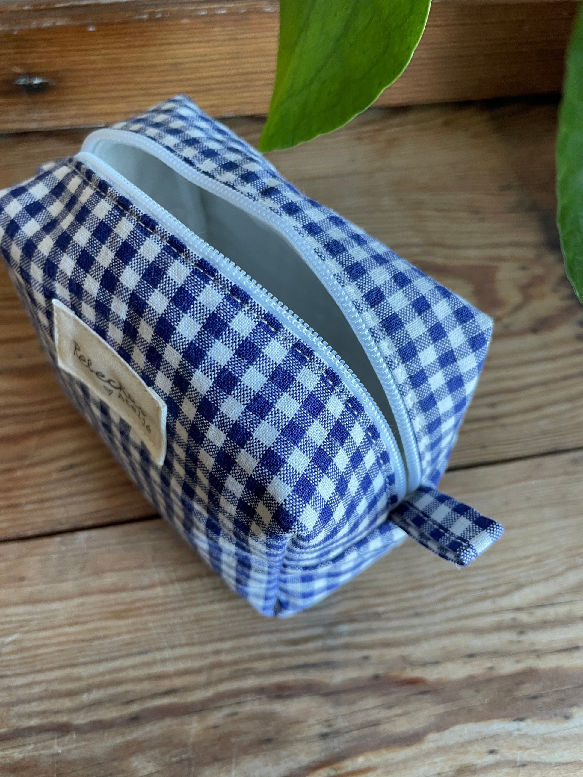 Mini boxnecessär i blåvitrutigt tyg med dragkedja.