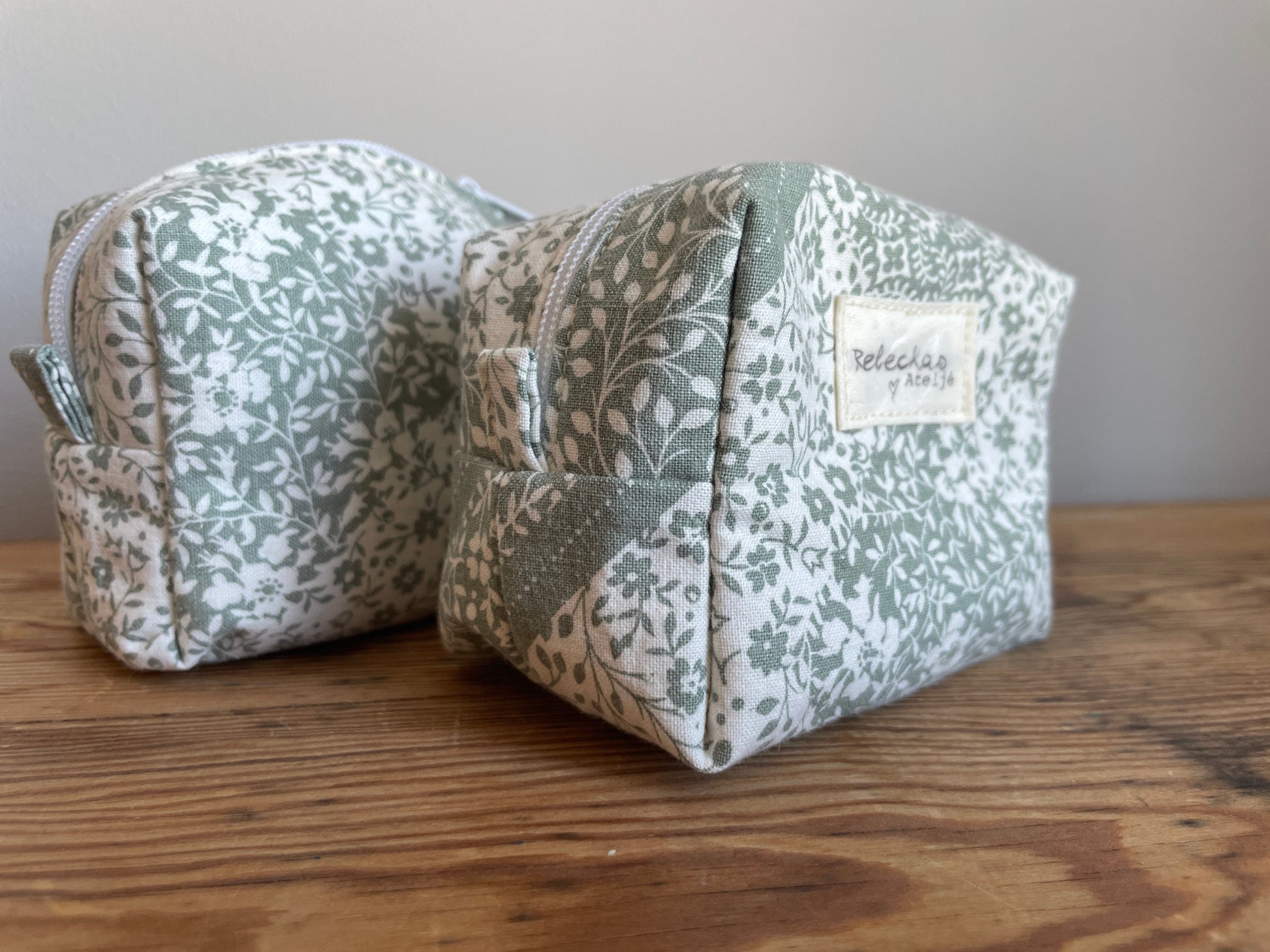 mini boxnecessär i tyg med grönt och vitt mönster, med dragkedja upptill