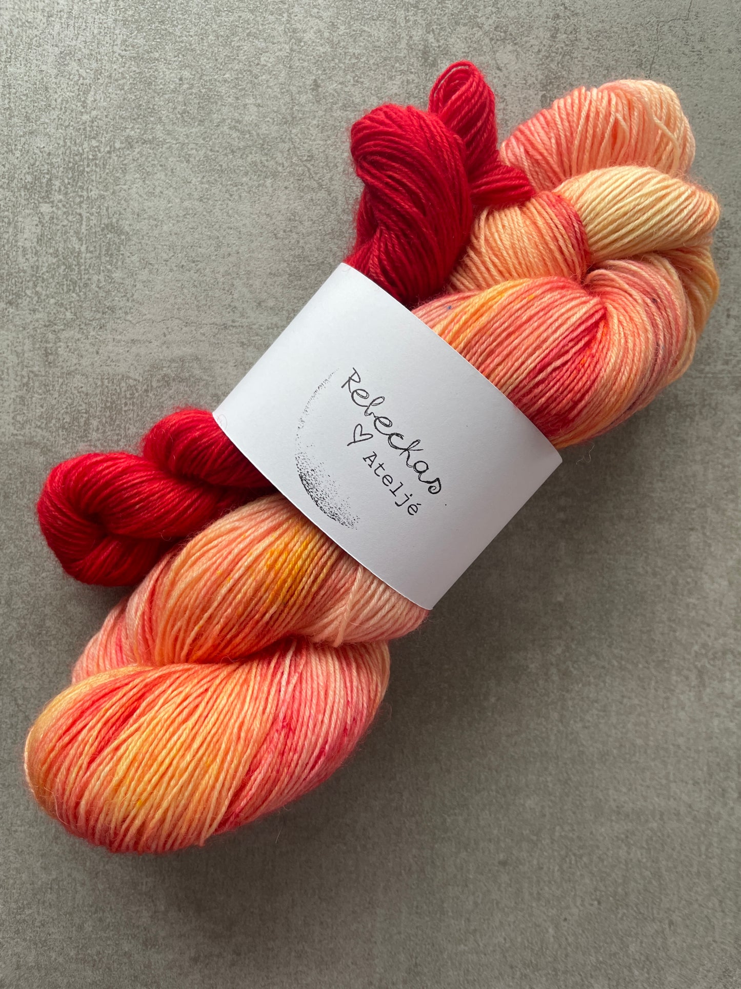 Sockset: SockaTunn 100+20g ”Persika & Eldkyss”