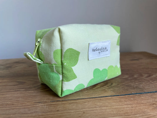 Mini boxnecessär i grönt bomullstyg med retroinspirerat blommönster i flera nyanser av grönt. Handsydd necessär med rymlig boxform som passar för sticktillbehör, virknålar, smink, toalettartiklar och annan praktisk förvaring. Det gröna mönstret ger en frisk och nostalgisk känsla inspirerad av svensk sommar och natur.