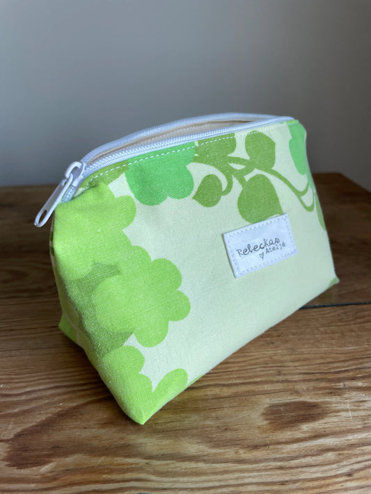 Necessär i klassisk modell i grönt bomullstyg med retroinspirerat blommönster i flera nyanser av grönt. Handsydd necessär med rymlig form som passar för sticktillbehör, virknålar, smink, toalettartiklar och annan praktisk förvaring. Det gröna mönstret ger en frisk och nostalgisk känsla inspirerad av svensk sommar och natur.