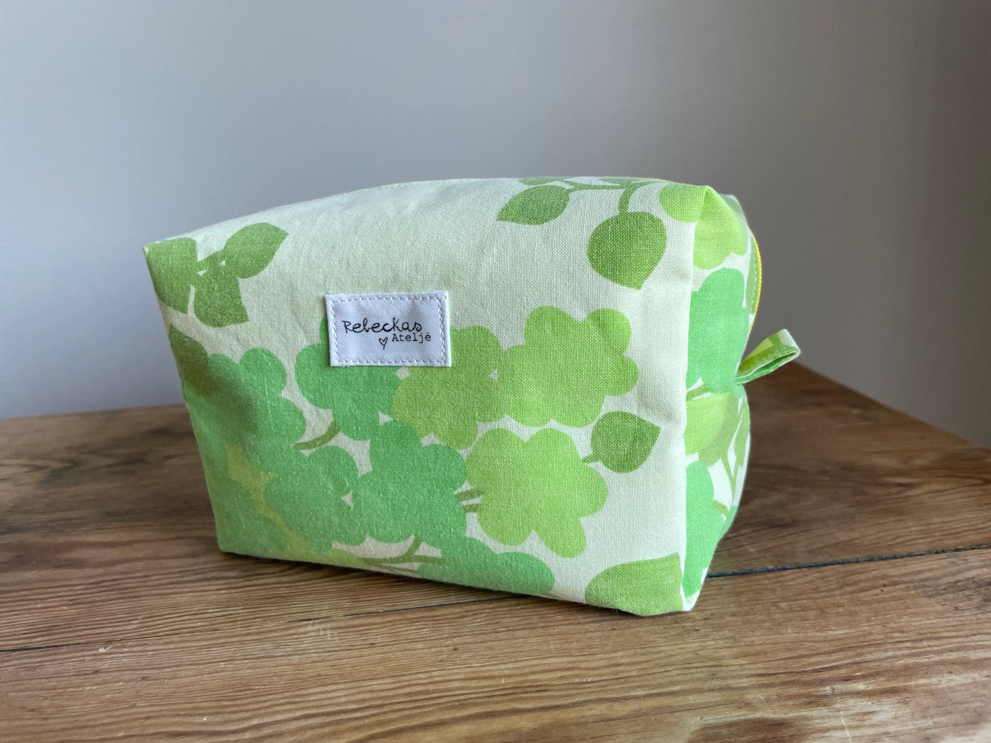Boxnecessär i grönt bomullstyg med retroinspirerat blommönster i flera nyanser av grönt. Handsydd necessär med rymlig boxform som passar för sticktillbehör, virknålar, smink, toalettartiklar och annan praktisk förvaring. Det gröna mönstret ger en frisk och nostalgisk känsla inspirerad av svensk sommar och natur.