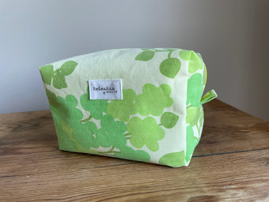 Boxnecessär i grönt bomullstyg med retroinspirerat blommönster i flera nyanser av grönt. Handsydd necessär med rymlig boxform som passar för sticktillbehör, virknålar, smink, toalettartiklar och annan praktisk förvaring. Det gröna mönstret ger en frisk och nostalgisk känsla inspirerad av svensk sommar och natur.