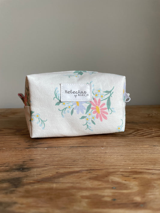 Handsydd mini necessär i boxform som passar för sticktillbehör, smink, och annan praktisk förvaring. Blommigt tyg vit dragkedja