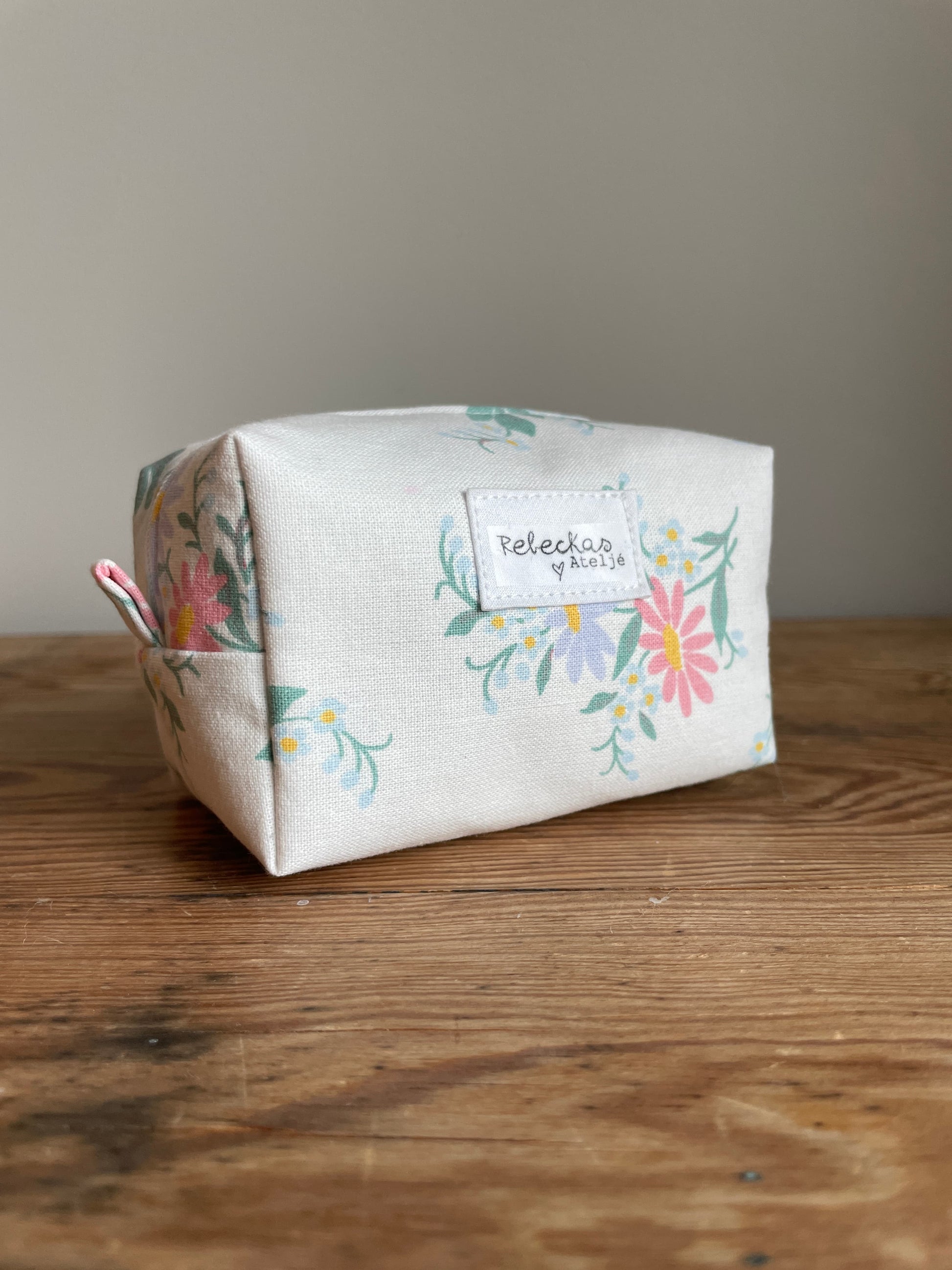 Handsydd mini necessär i boxform som passar för sticktillbehör, smink, och annan praktisk förvaring. Blommigt tyg vit dragkedja