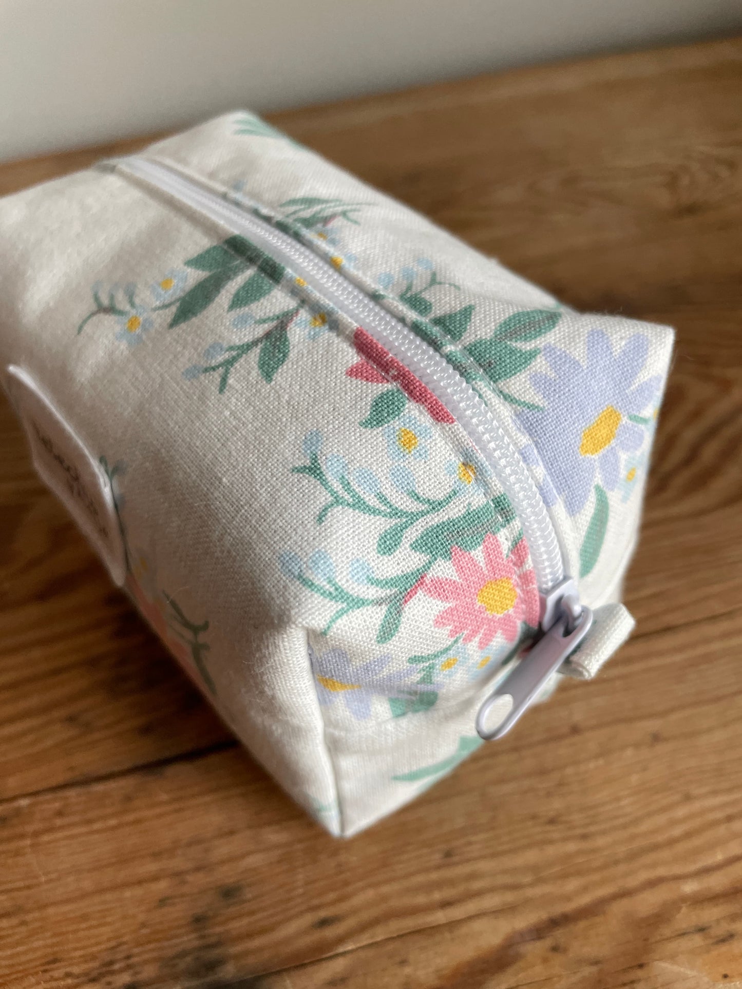 Handsydd mini necessär i boxform som passar för sticktillbehör, v smink, och annan praktisk förvaring. Blommigt tyg vit dragkedja