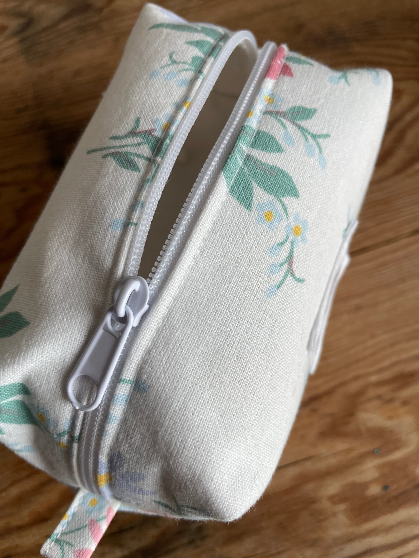 Handsydd mini necessär i boxform som passar för sticktillbehör, v smink, och annan praktisk förvaring. Blommigt tyg vit dragkedja
