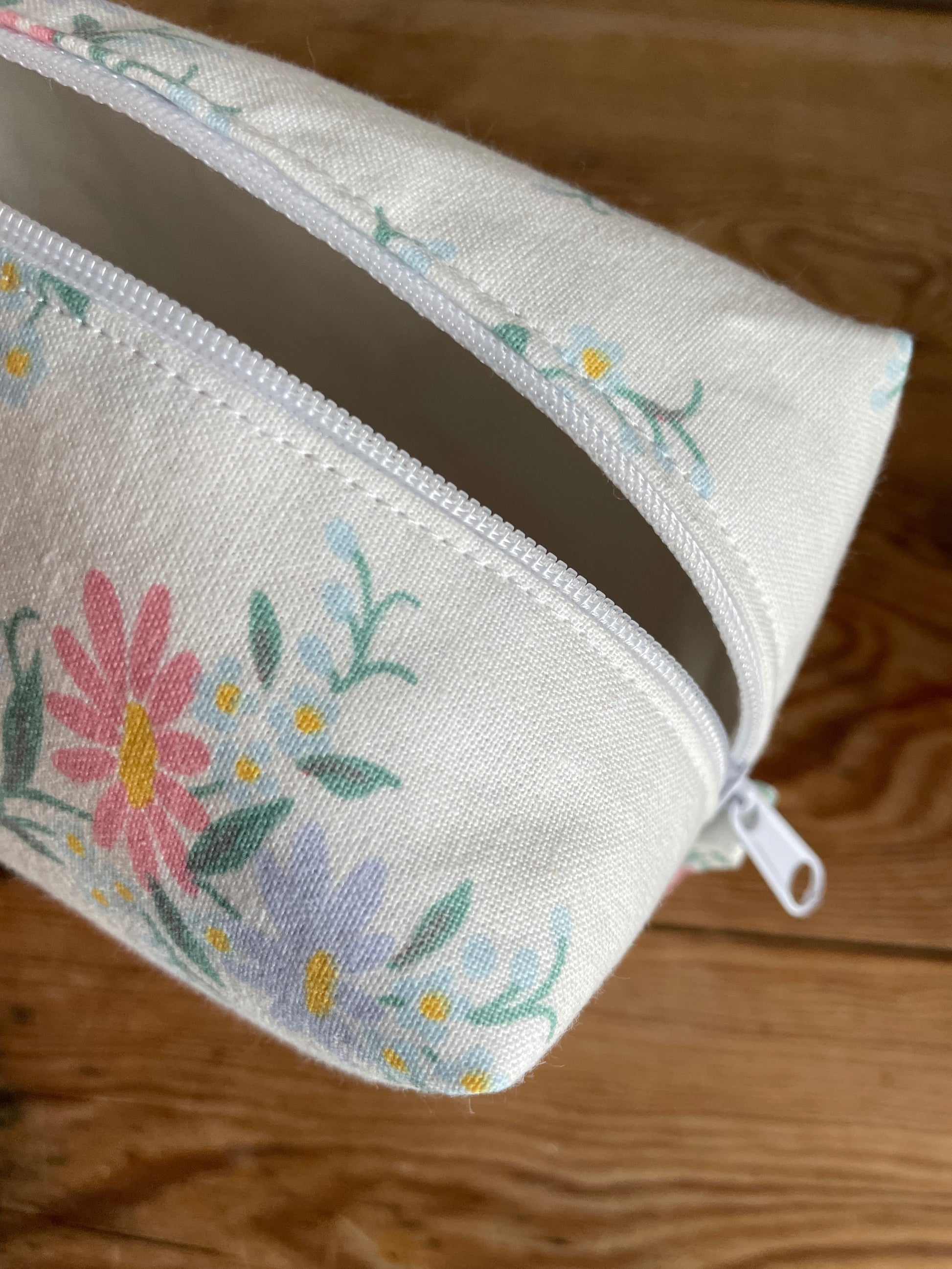 Handsydd necessär med rymlig boxform som passar för sticktillbehör, virknålar, smink, toalettartiklar och annan praktisk förvaring. Blommigt tyg vit dragkedja