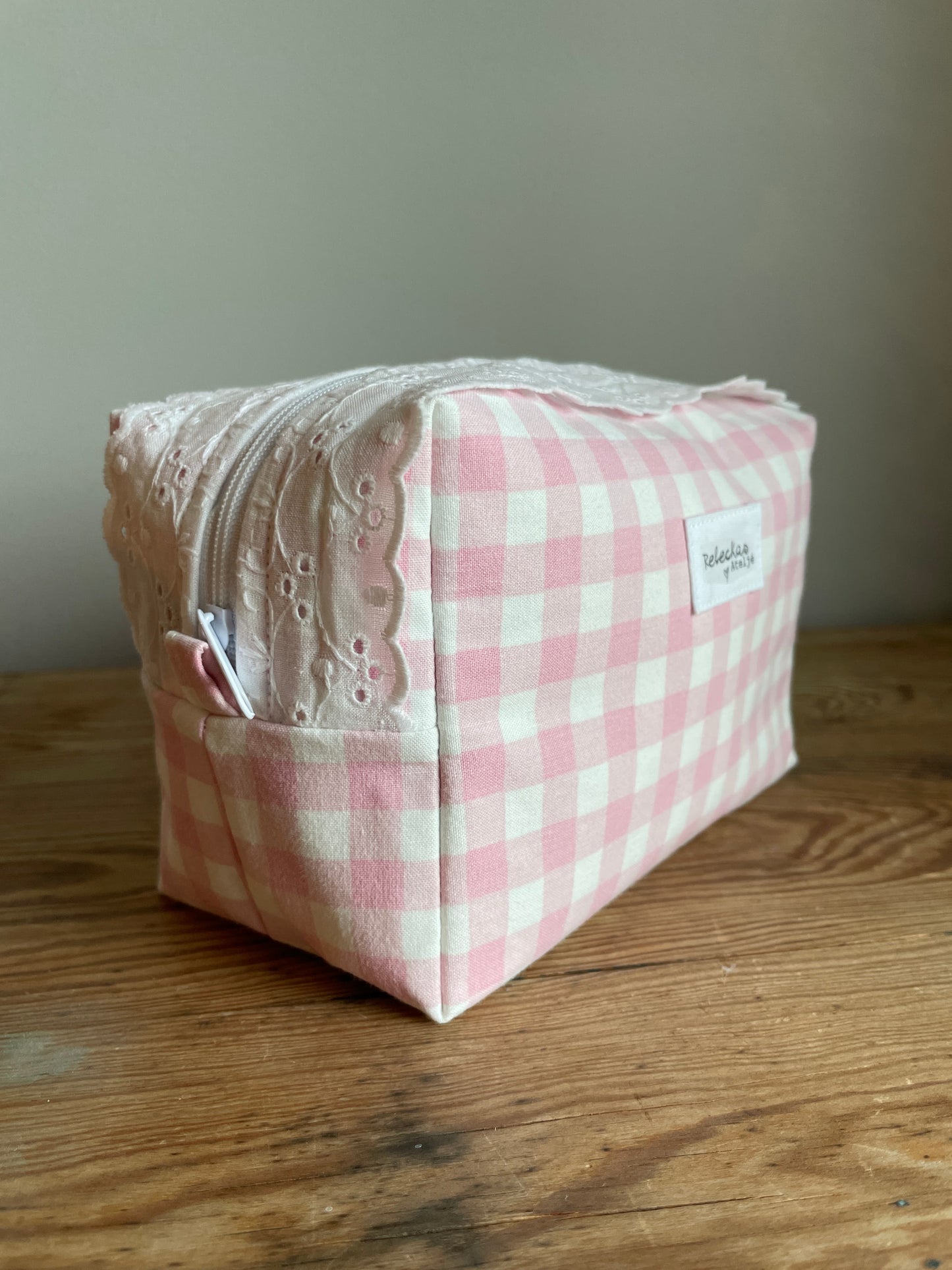 Handsydd necessär med rymlig boxform som passar för sticktillbehör, virknålar, smink, toalettartiklar och annan praktisk förvaring. rosa/vitt rutigt tyg, spets vid dragkedja