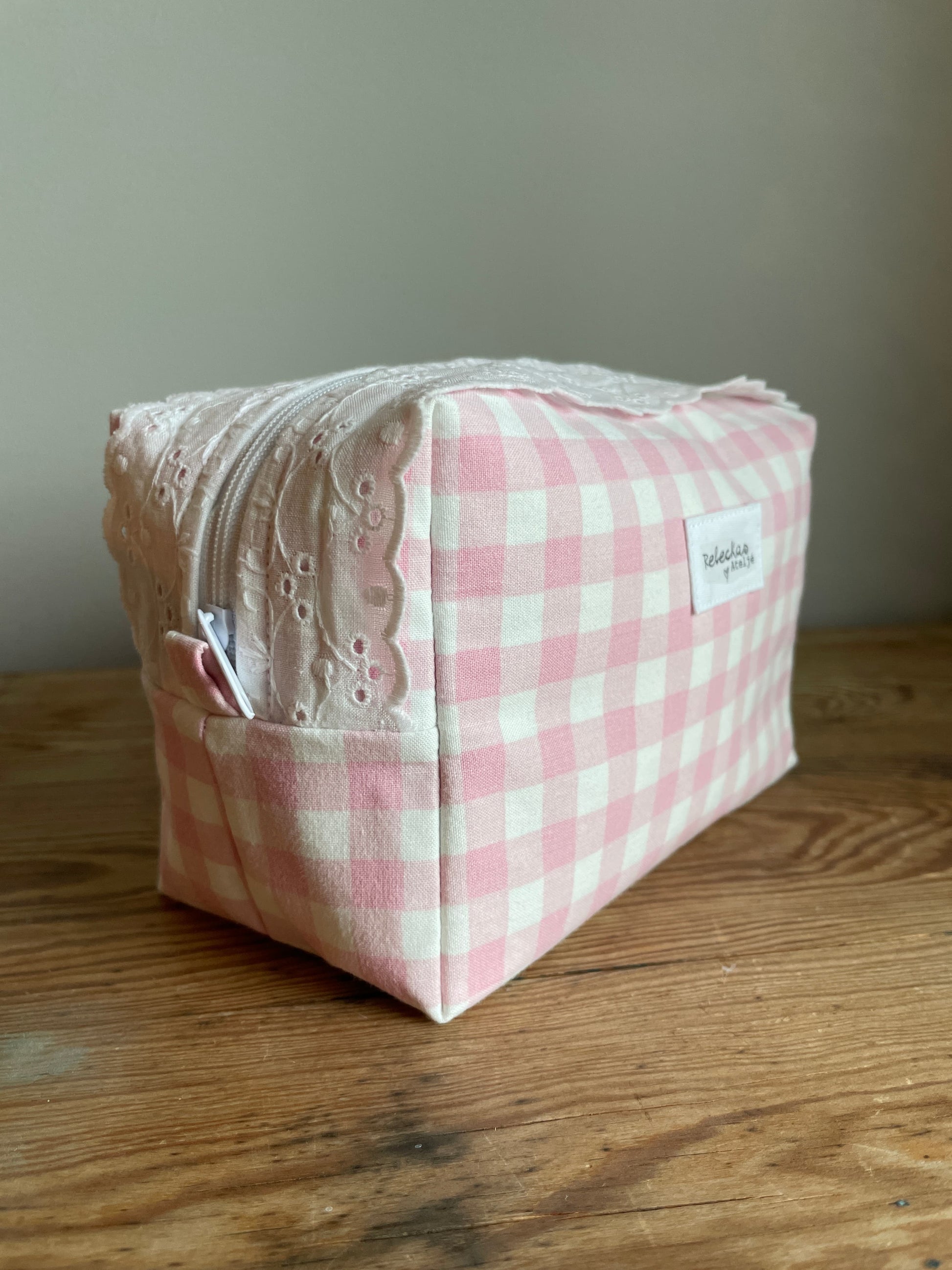 Handsydd necessär med rymlig boxform som passar för sticktillbehör, virknålar, smink, toalettartiklar och annan praktisk förvaring. rosa/vitt rutigt tyg, spets vid dragkedja