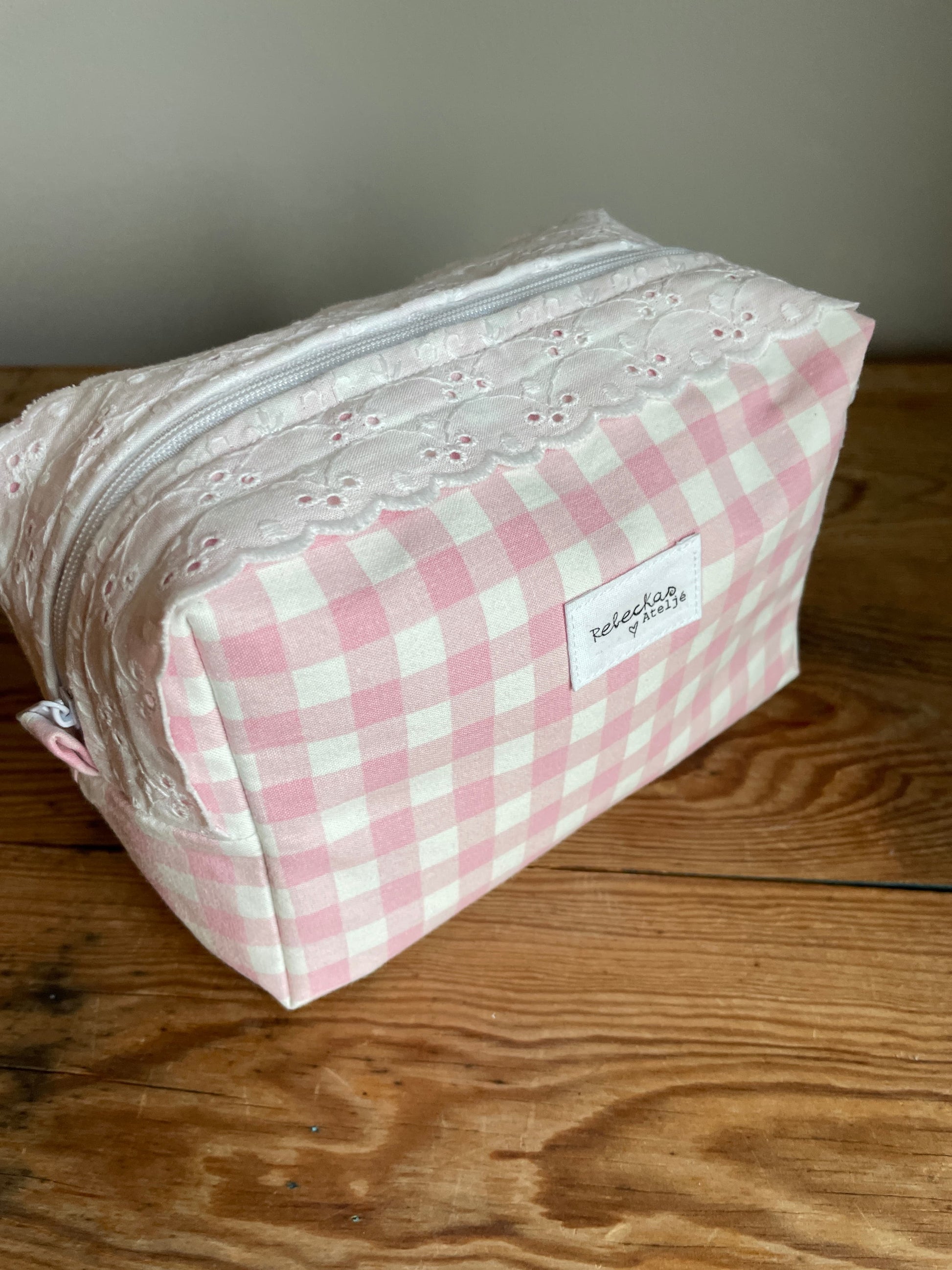 Handsydd necessär med rymlig boxform som passar för sticktillbehör, virknålar, smink, toalettartiklar och annan praktisk förvaring. rosa/vitt rutigt tyg, spets vid dragkedja