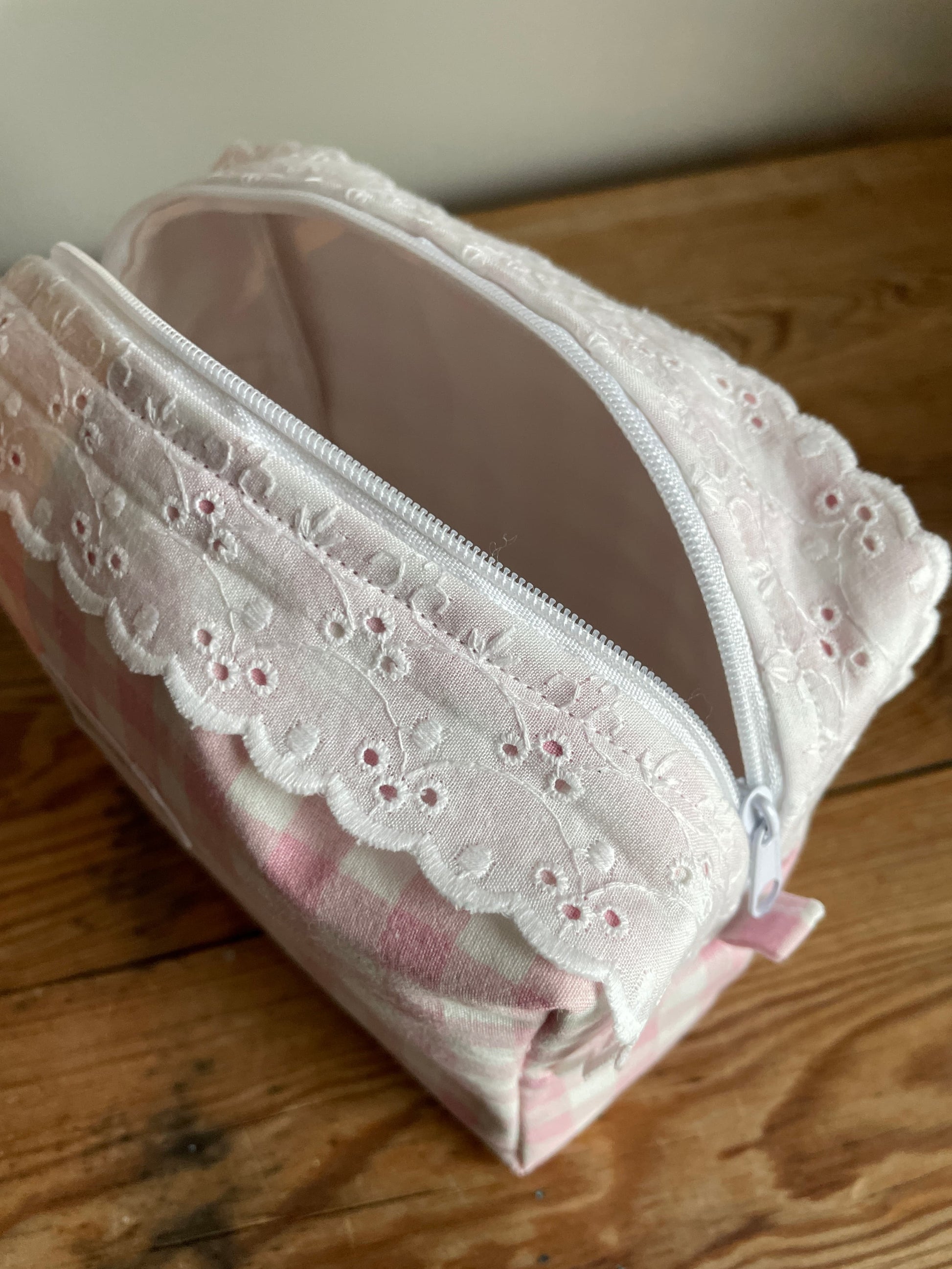 Handsydd necessär med rymlig boxform som passar för sticktillbehör, virknålar, smink, toalettartiklar och annan praktisk förvaring. rosa/vitt rutigt tyg, spets vid dragkedja