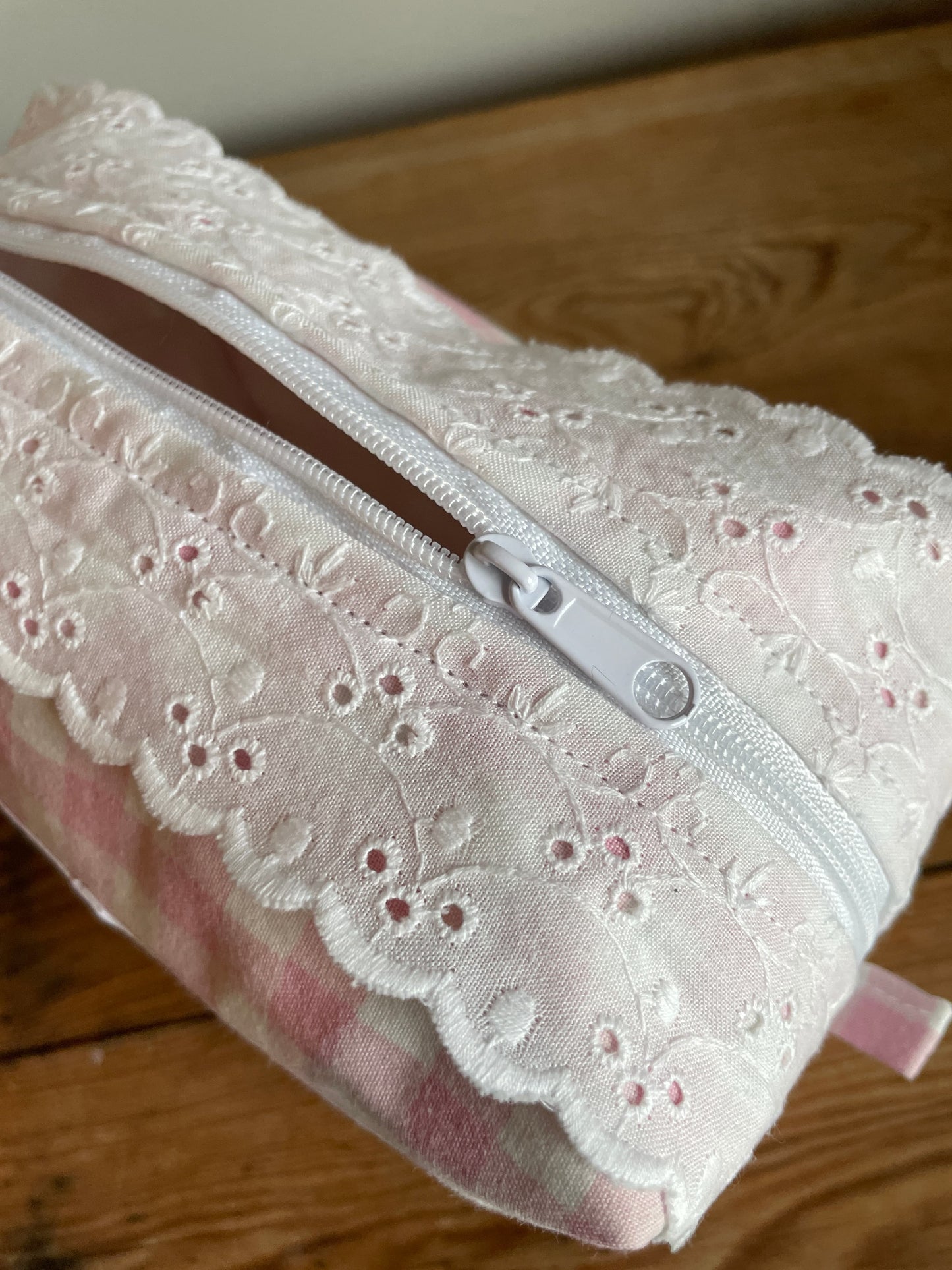 Handsydd necessär med rymlig boxform som passar för sticktillbehör, virknålar, smink, toalettartiklar och annan praktisk förvaring. rosa/vitt rutigt tyg, spets vid dragkedja