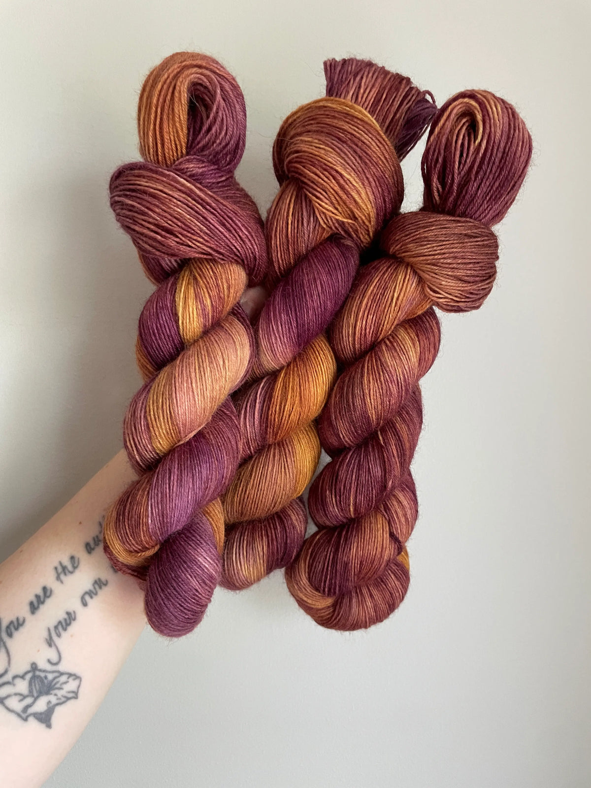 Handfärgat SockaTunn-garn, 100 g, 75 % ull och 25 % nylon.  Färgens namn:höst