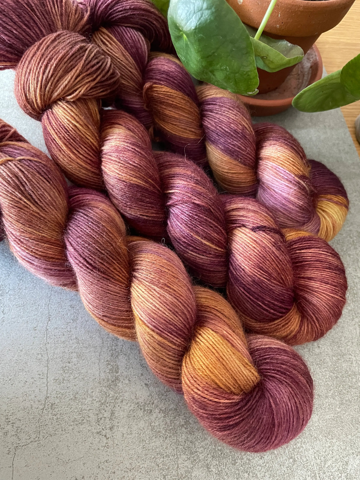 Handfärgat SockaTunn-garn, 100 g, 75 % ull och 25 % nylon.  Färgens namn:höst