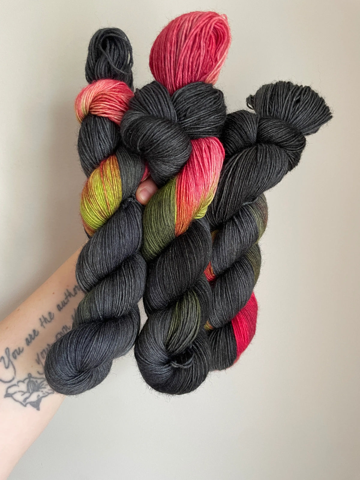 Handfärgat SockaTunn-garn, 100 g, 75 % ull och 25 % nylon  färgens namn:midnatts-ros