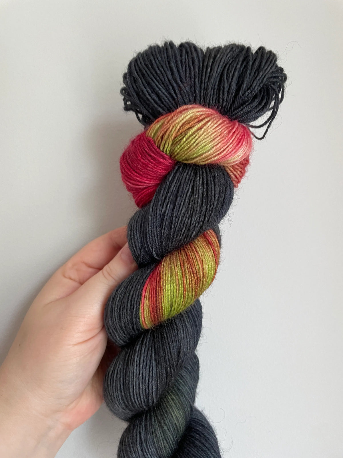 Handfärgat SockaTunn-garn, 100 g, 75 % ull och 25 % nylon  färgens namn:midnatts-ros