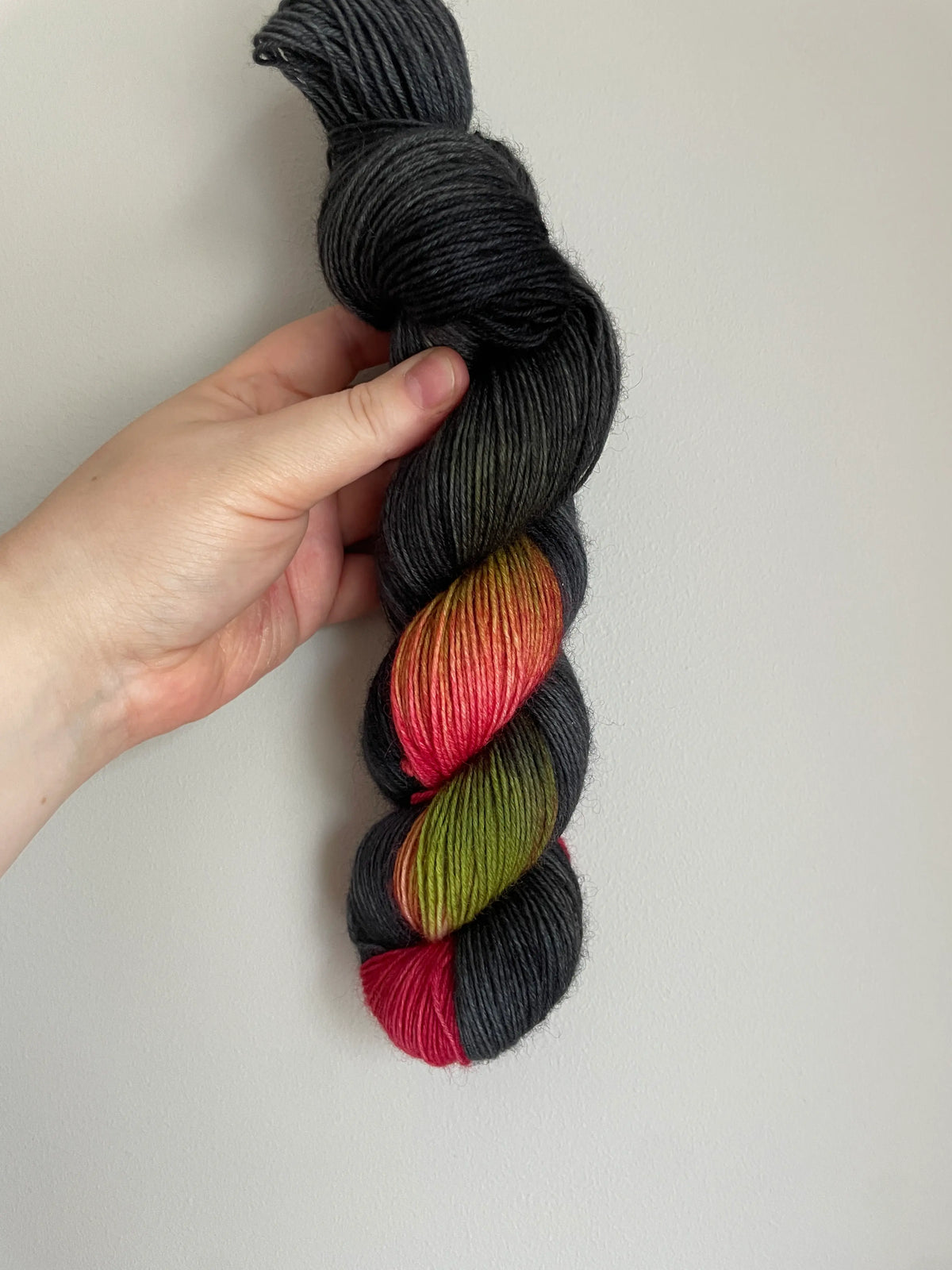 Handfärgat SockaTunn-garn, 100 g, 75 % ull och 25 % nylon  färgens namn:midnatts-ros