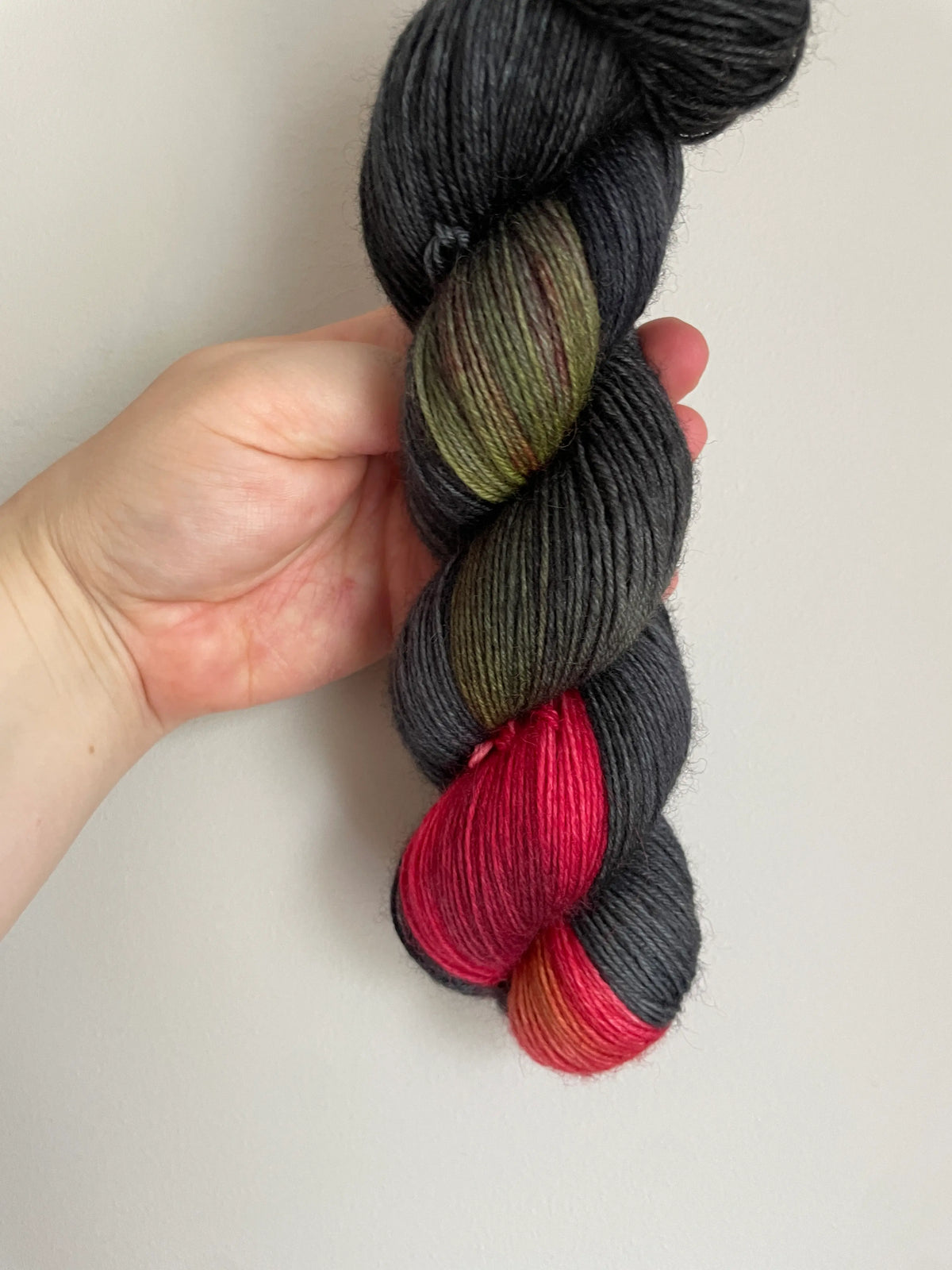 Handfärgat SockaTunn-garn, 100 g, 75 % ull och 25 % nylon  färgens namn:midnatts-ros