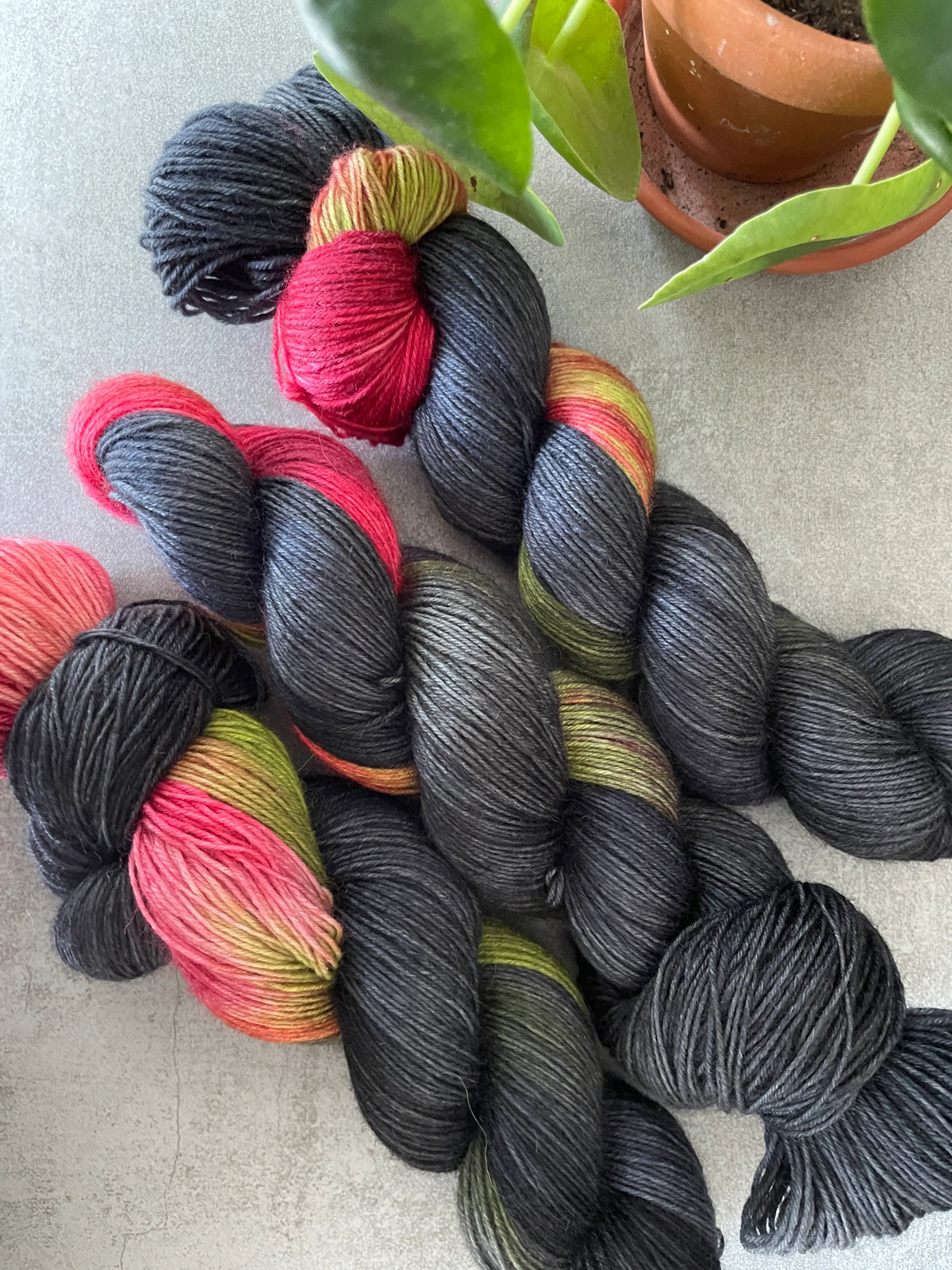 Handfärgat SockaTunn-garn, 100 g, 75 % ull och 25 % nylon  färgens namn:midnatts-ros