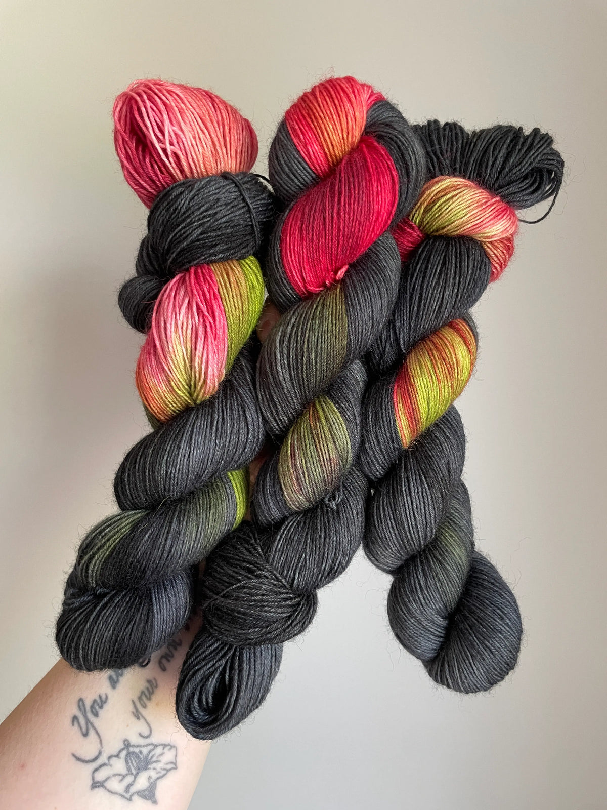 Handfärgat SockaTunn-garn, 100 g, 75 % ull och 25 % nylon  färgens namn:midnatts-ros