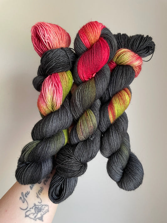 Handfärgat SockaTunn-garn, 100 g, 75 % ull och 25 % nylon  färgens namn:midnatts-ros