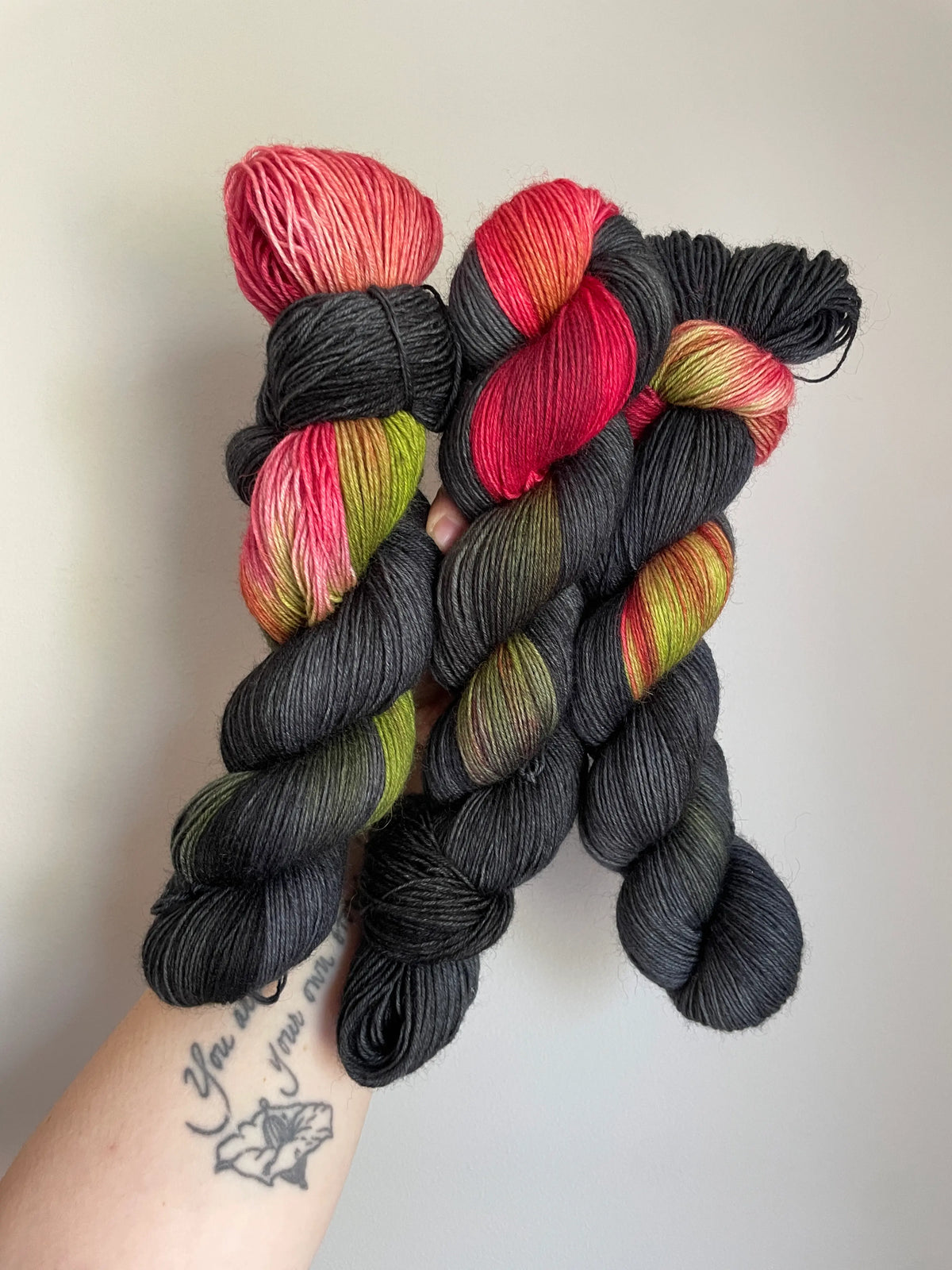 Handfärgat SockaTunn-garn, 100 g, 75 % ull och 25 % nylon  färgens namn:midnatts-ros