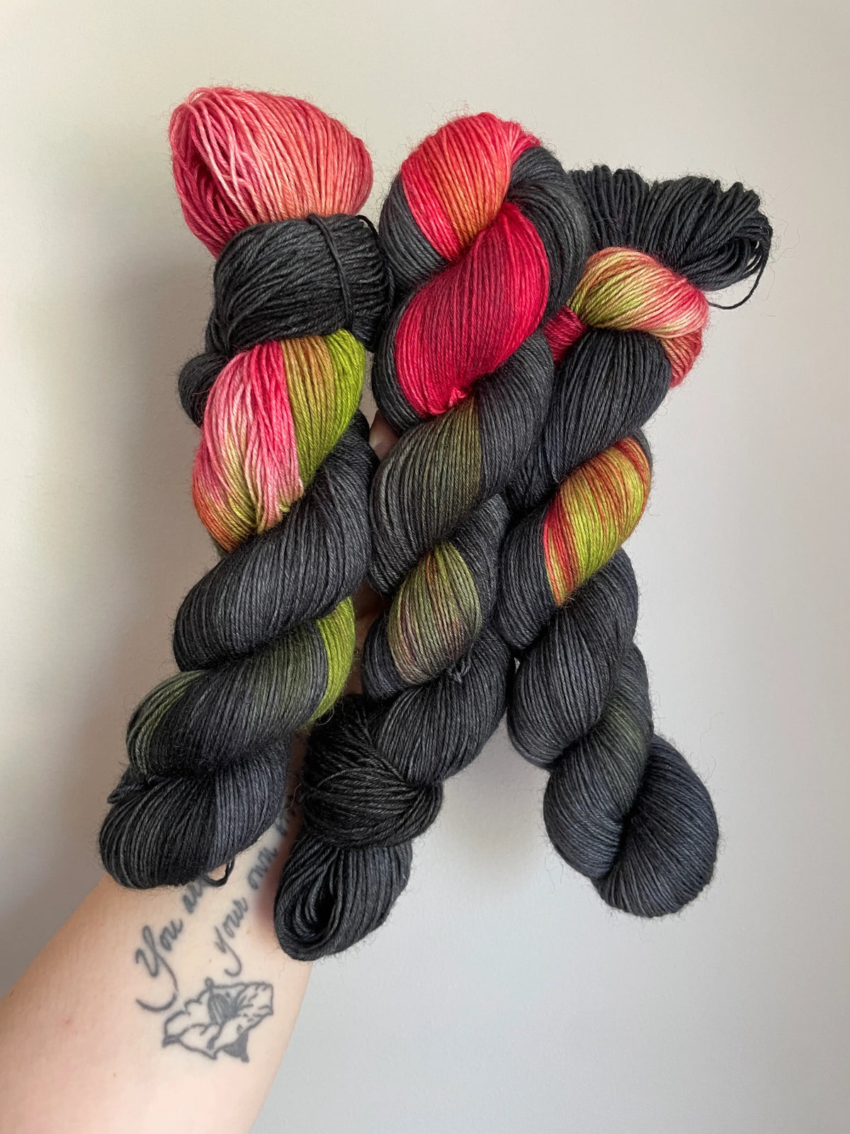 Handfärgat SockaTunn-garn, 100 g, 75 % ull och 25 % nylon  färgens namn:midnatts-ros