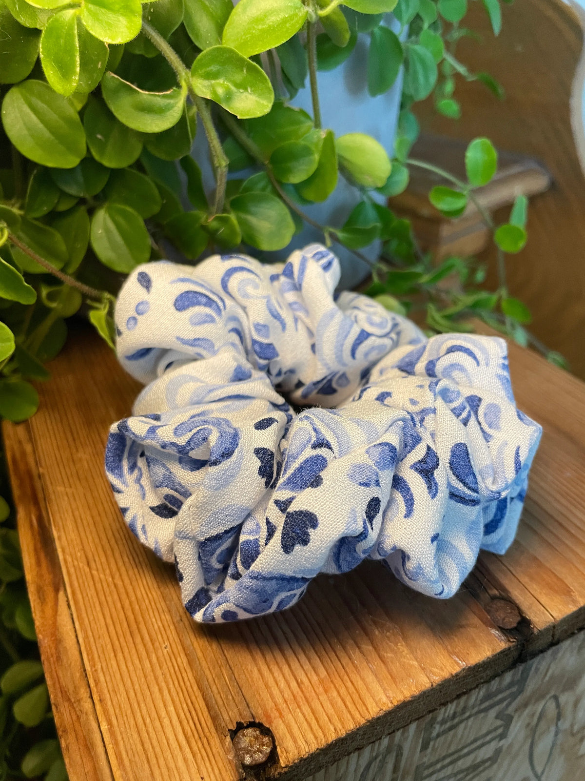 Scrunchie – hårsnodd av återbrukat tyg. Blå/vit