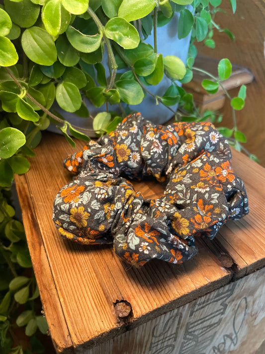 Scrunchie – hårsnodd av återbrukat tyg. Bruna blommor