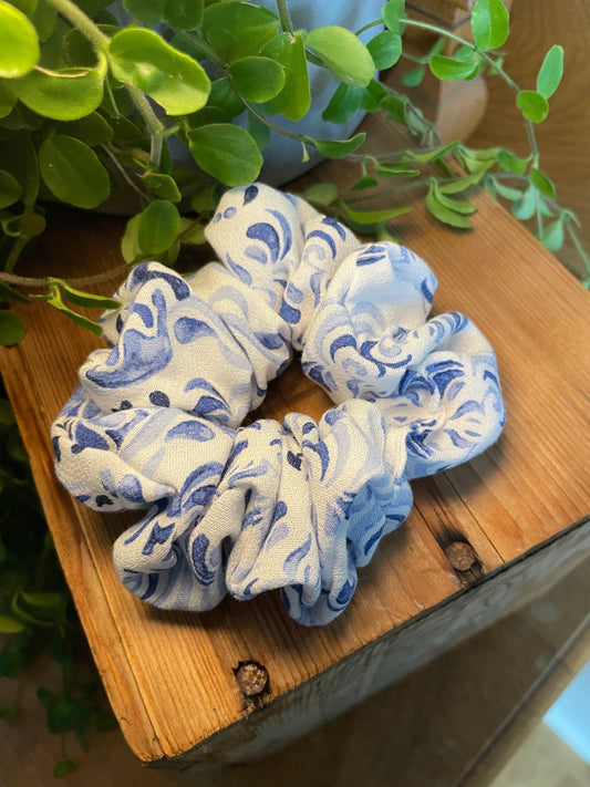 Scrunchie – hårsnodd av återbrukat tyg. Blå/vit